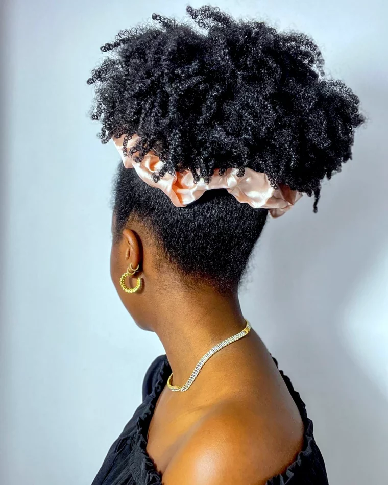 accessoires de cheveux pour une coupe afro femme