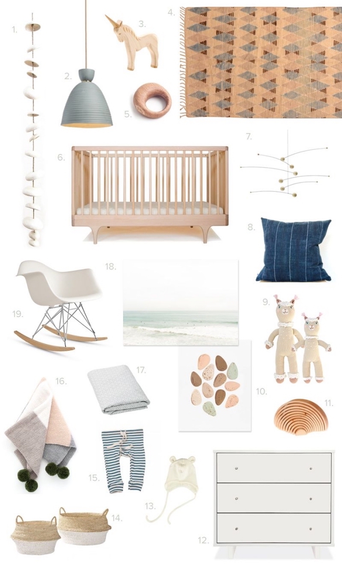 quelles couleurs et motifs pour les accessoires dans la deco chambre fille bébé, combiner un lit à barreaux bois clair avec chaise à basculer et panier en paille pour jouets