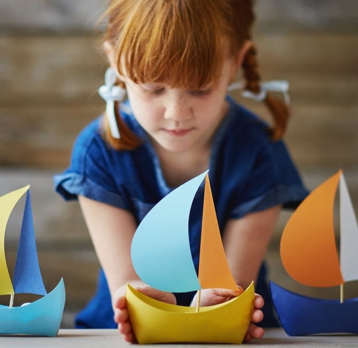 joli bateau en papier à voiles colorés à utiliser comme un bol pour un buffet d'anniversaire thématique