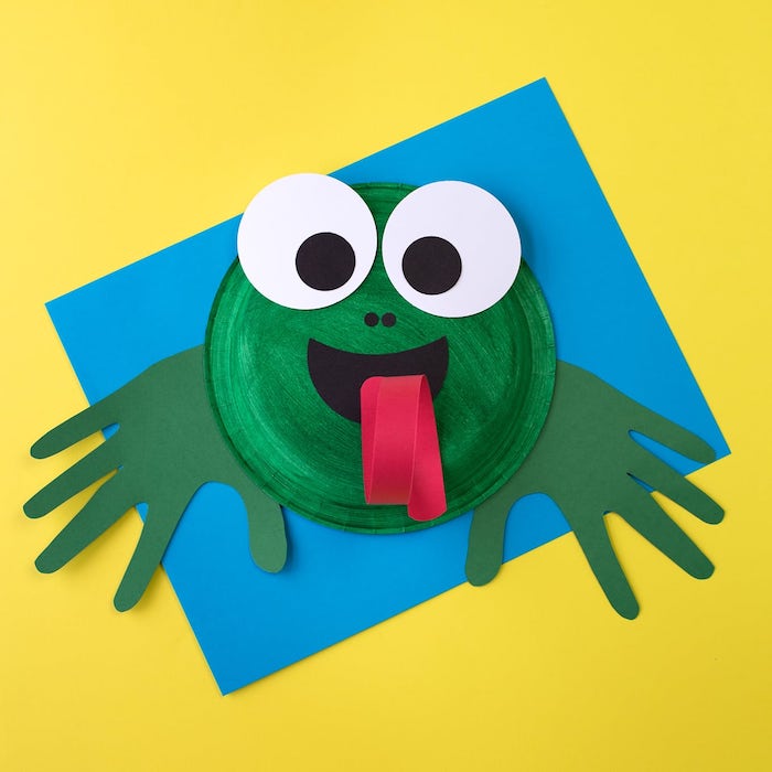 activité manuelle 4 ans une grenouille en assiette de papier vert et des empreintes de main vertes, traits de visage en papier