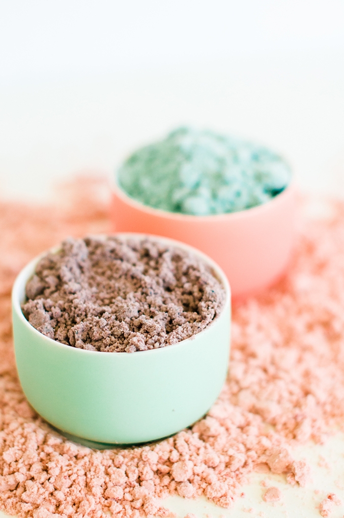 comment faire du sable magique avec des ingrédients simples de base, recette de sable de lune coloré pour proposer aux enfants une activité ludique et sensorielle
