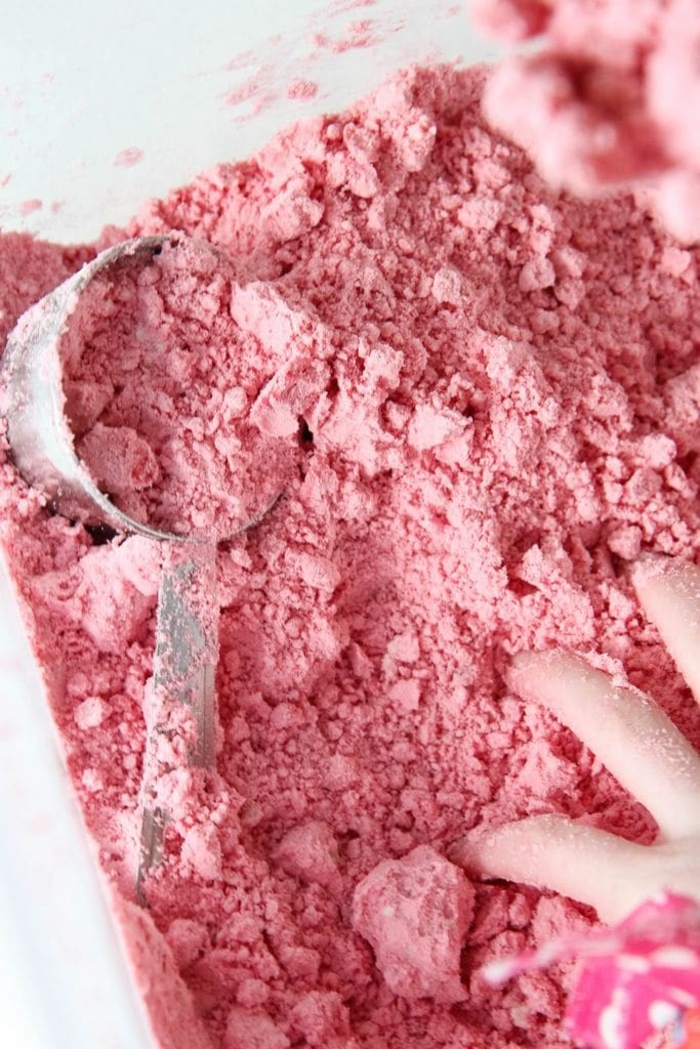 idées d'activités sensorielles à la maison qui font le bonheur des enfants, recette de sable cinétique coloré en rose facile à façonner