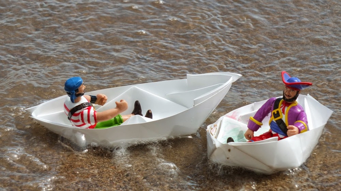 bricolage facile pour les vacances avec un bateau origami qui flotte dans l'eau