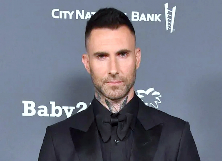 adam levine costume noir degrade haut coupe homme tendance 2024