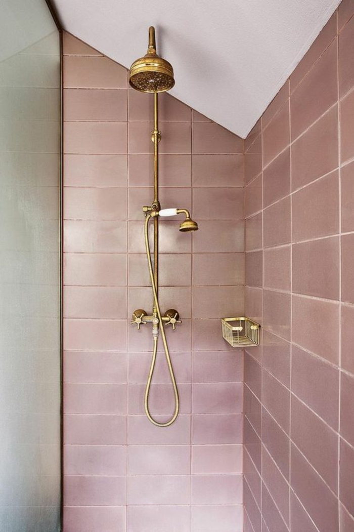 modele salle de bain, carrelage mural rose poudré, douche et robinets en métal imitation or, douche italienne sous pente avec plafond blanc