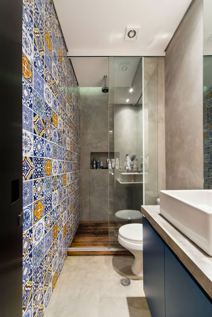 modele de salle de bain, mur avec carrelage en bleu royal, jaune, blanc et rouge, sol en carrelage beige, lavabo carre blanc, meuble en bleu canard et blanc