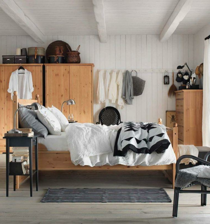 décoration chambre à coucher, armoires en bois, lit en bois clair, tissus claires, tapis gris, lambris en lattes blanches