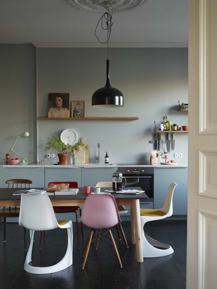 murs en bleu pastel, plafond en blanc avec frise autour du luminaire noir style industriel, renover sa cuisine, repeindre un meuble, chaises en plastique blanc et rose