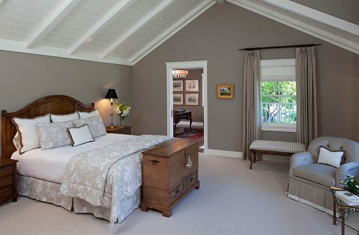 amenagement grenier, plafond blanc, sol gris pâle, lit style traditionnel, fauuteuils gris