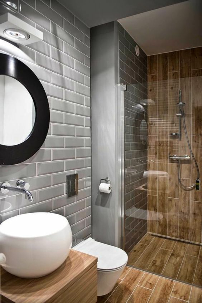 salle de bain italienne petite surface, meuble lavabo en beige, lavabo rond, miroir rond avec cadre noir, bain bicolore gris et beige