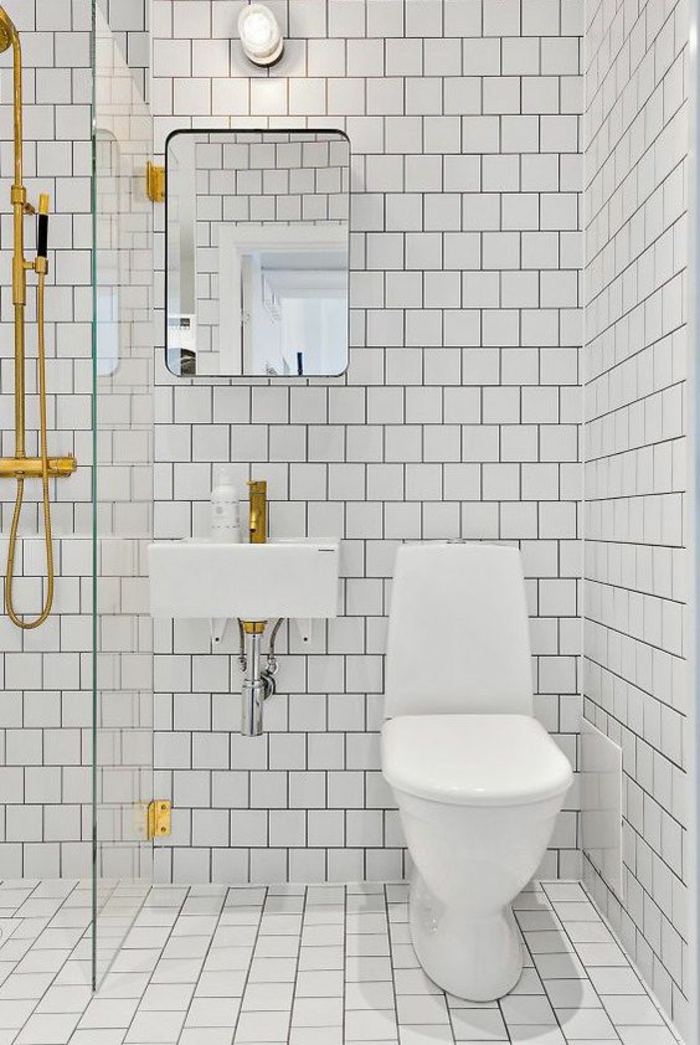 salle de bain 5m2, agencement salle de bain, carrelage blanc, meubles sanitaires blancs, miroir carré, douche et robinets en couleur or, petit lavabo carré aux robinets couleur or