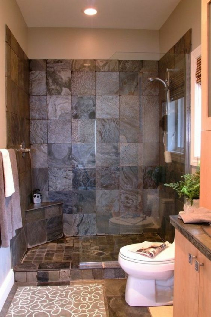 modele salle de bain, salle de bain 5m2, carrelage mural en nuances grises et taupe, meuble rangement en couleur saumon, douche simple, tapis de bain en saumon et blanc