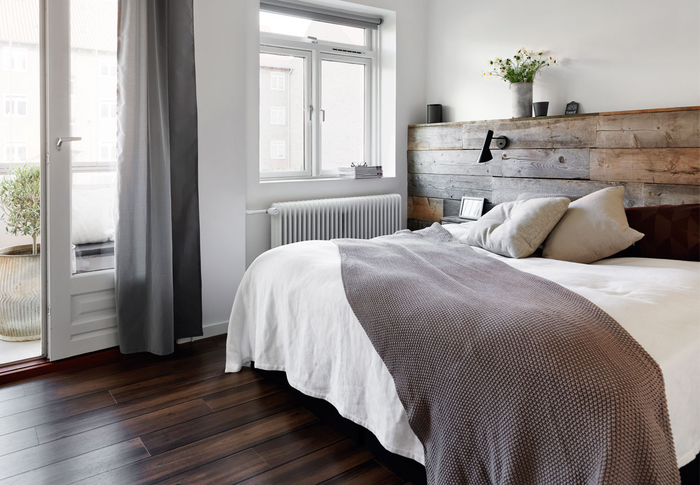 une tete de lit bois récup pour une ambiance naturelle dans la chambre à coucher au design nordique épuré 