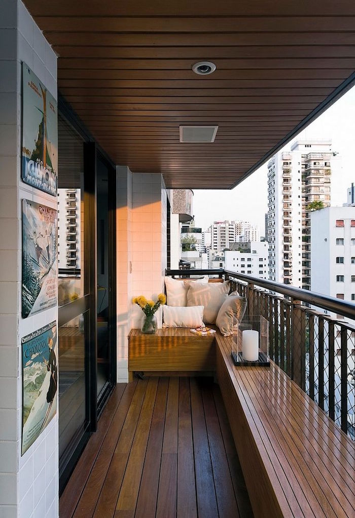 idée déco balcon en longueur avec banc en bois intégré, terrasse appartement avec parquet 