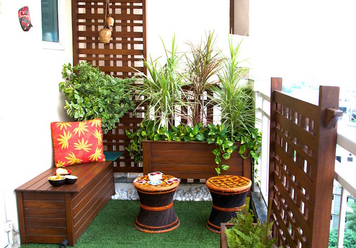 décorer son balcon avec meuble en bois tek ambiance cosy et jardiniere exterieure