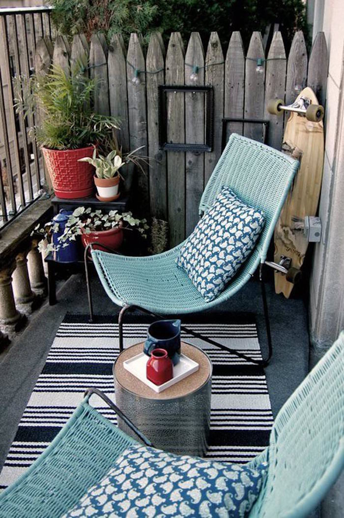 déco pour balcon avec chaises turquoise, meubler petite terrasse appartement