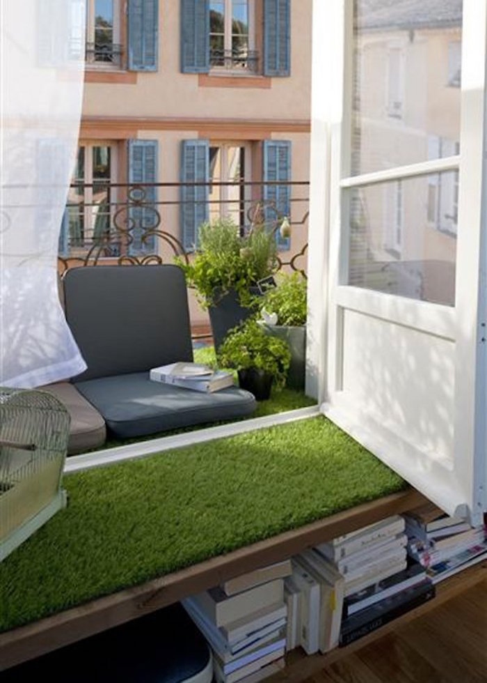 idée pour aménager un mini balcon d appartement à paris, faux gazon pour rebord de fenetre, coussin de fauteuil sur terrasse