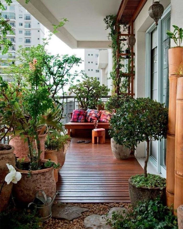 idee deco terrasse appartement sur sol en bois, jardiniere vintage pour balcon 