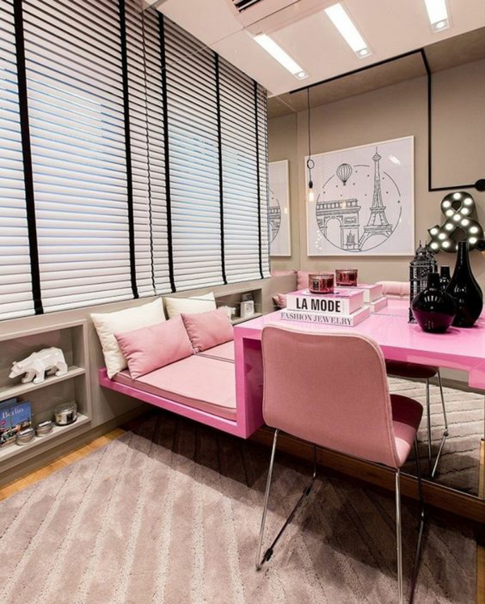 ambiance glamour et féminine, déco chambre étudiant, stores fenêtres en blanc et noir, moquette en rose délicat, bureau en rose éclatant, chaise en plastique rose, coussins rectangulaires en blanc et rose 