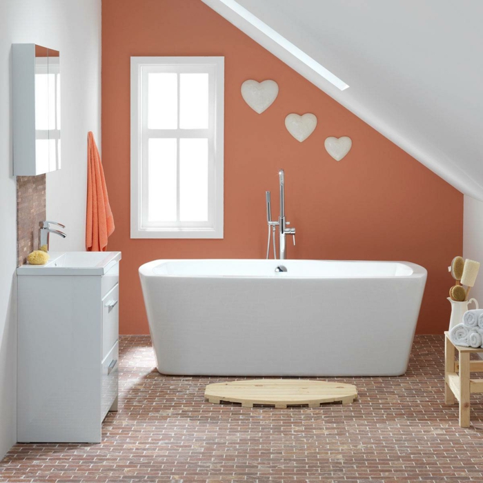 sol mosaique, baignoire blanche, mur orange, meuble vasque blanc, salle de bain mansardee