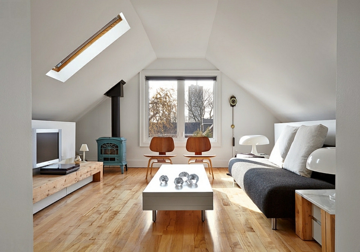 sol stratifié, table blanche rectangulaire, sofa moderne, deux chaises de bois scandinaves, aménager des combles