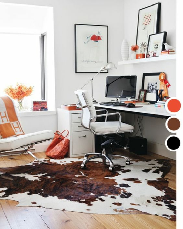 déco chambre étudiant, tapis en marron, noir et blanc, fauteuil en simili cuir blanc avec des parties métalliques, grand fauteuil blanc pour le relax avec couverture sur le dossier en orange et blanc 