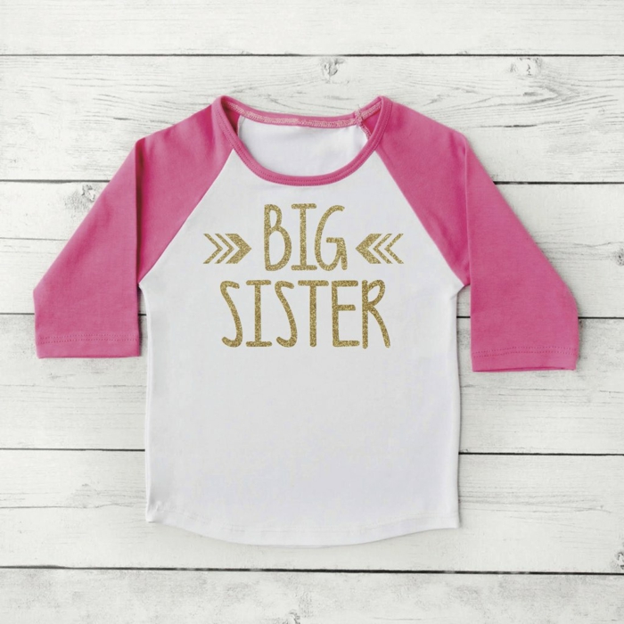 annoncer sa grossesse, t-shirt en rose et blanc avec texte grande soeurs en couleur dorée