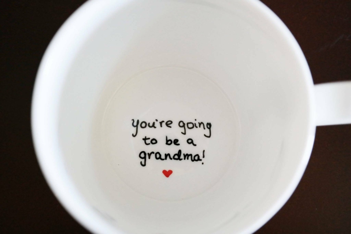 tu seras une grand-mère écrit sur le fond de la tasse à cafén manières créatives d'annoncer la bonne nouvelle