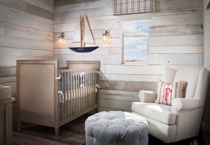 revêtement mural en bois clair et foncé combiné avec un plafond de bois foncé pour une deco chambre bébé neutre