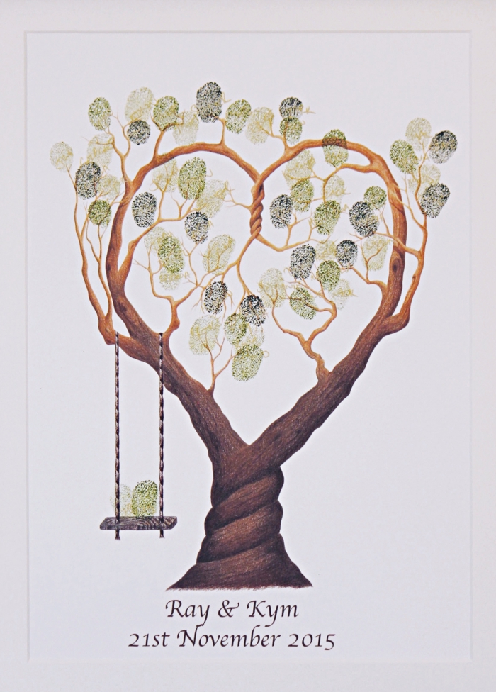 photo encadrée à design arbre aux branches en forme de coeur et feuillage en empreintes vertes symbolisant l'amour éternel