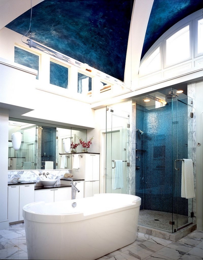 modèle de salle de bain à design aquatique avec plafond et mur bleu marine et blanc, plancher au carrelage design marbre blanc et gris