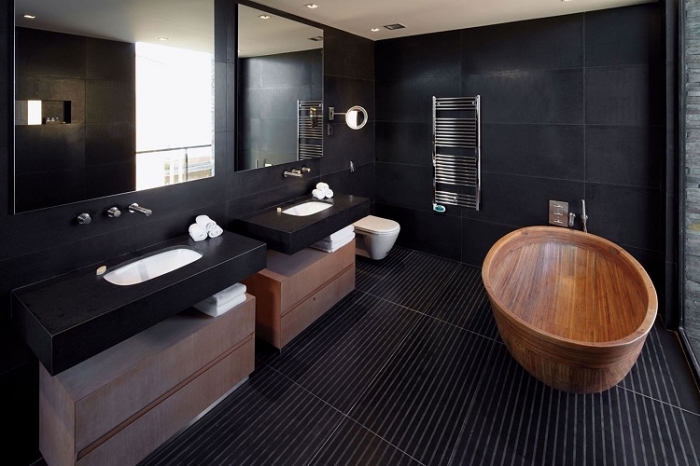 modèle de salle de bain noir mate avec grandes fenêtres et miroirs, modèle de baignoire autonome en bois marron