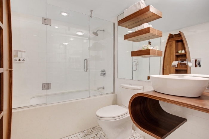 décoration de salle de bain blanche avec meubles moderne de bois clair, rangement vertical en bois et verre