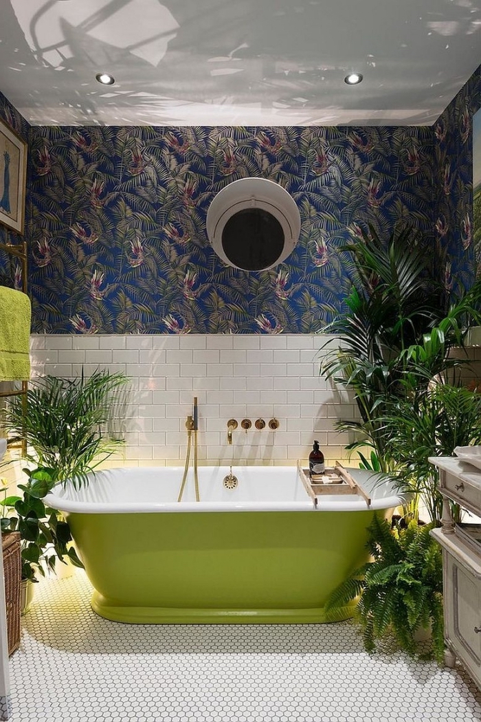 déco exotique avec papier peint résistant à l'eau à design vert et bleu, modèle de baignoire vert et blanc avec robinet cuivré