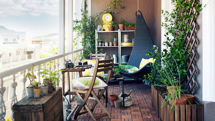 idee deco balcon appartement cosy avec meubles en bois rustique et chaise oeuf suspendue