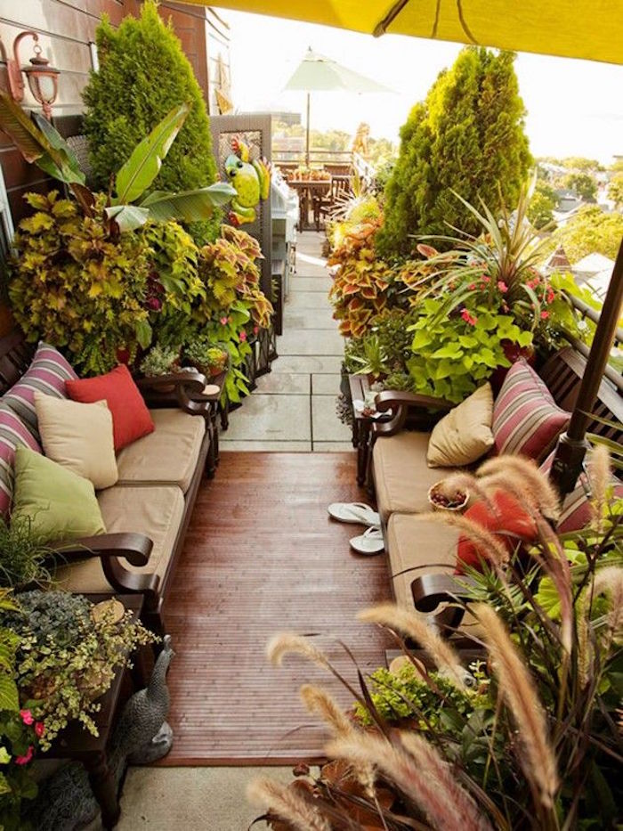 terrasse avec décoration végétale, sol en tek pour balcon, des balcons et terrasses fleuris