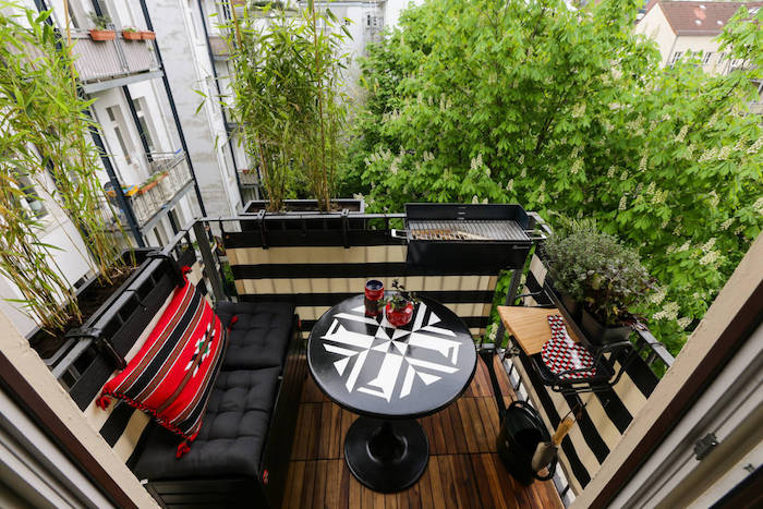deco petit balcon appartement design avec style moderne noir et blanc barbecue suspendu 