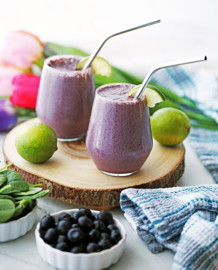 qu'est ce qu'un smoothie sain, idée pour un petit déjeuner sain de smoothie délicieux aux myrtilles, yaourt et jus de citron vert