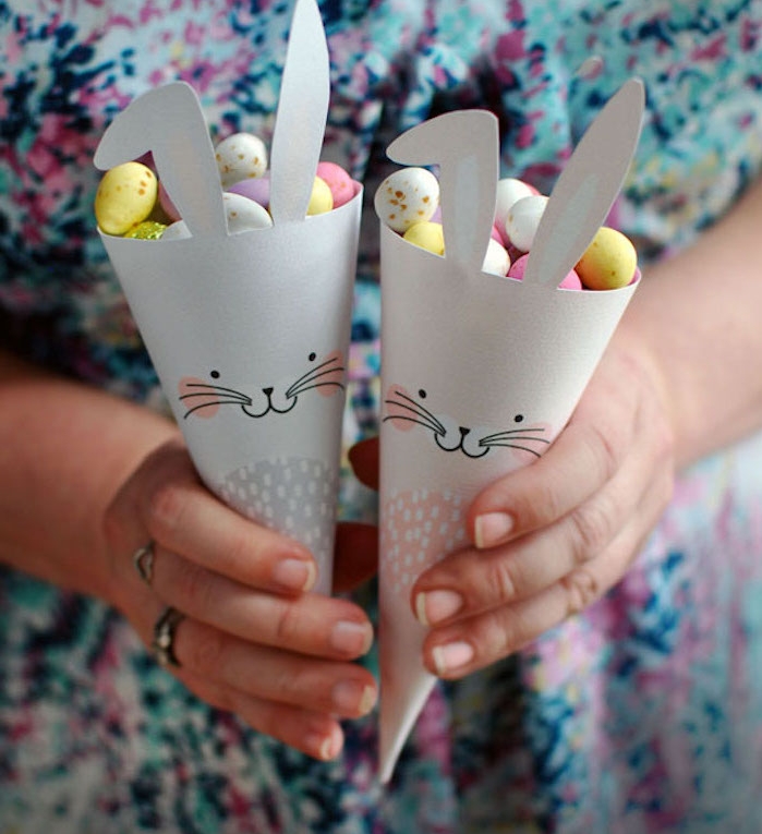 cône en papier à motif lapin de paques rempli de bonbons sucrés, activité de paques pour enfant 