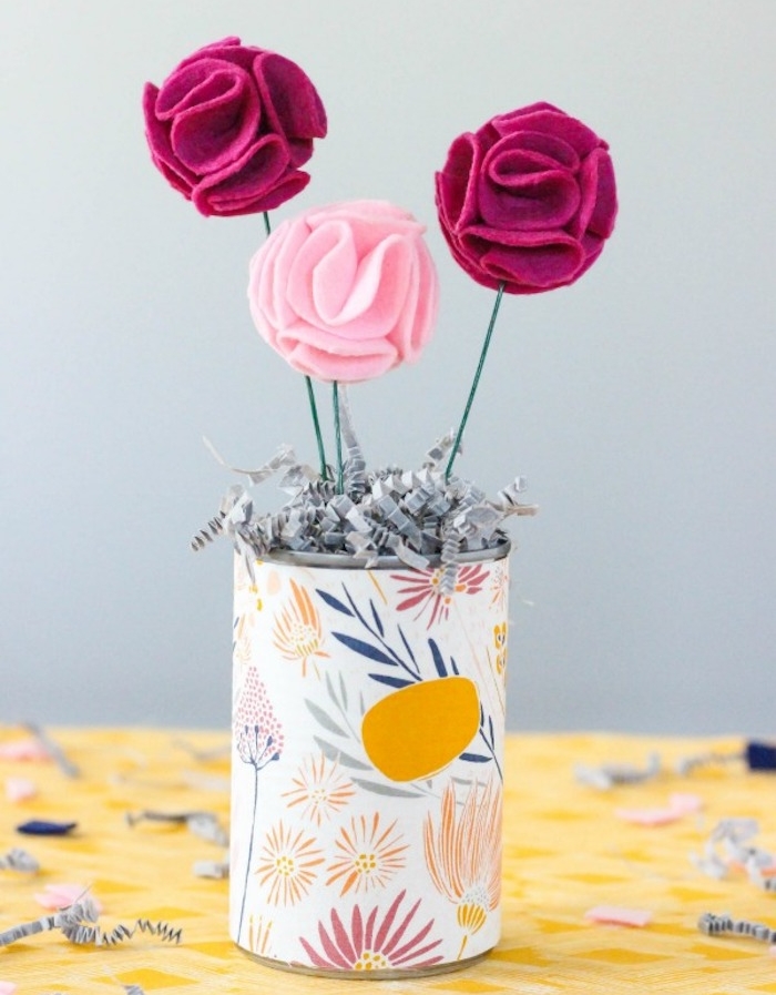 activité manuelle printemps, idée comment faire des roses en feutrine, couleur rouge et rose, boite de conserve décorée de tissu coloré à imprimé floral en guise de vase