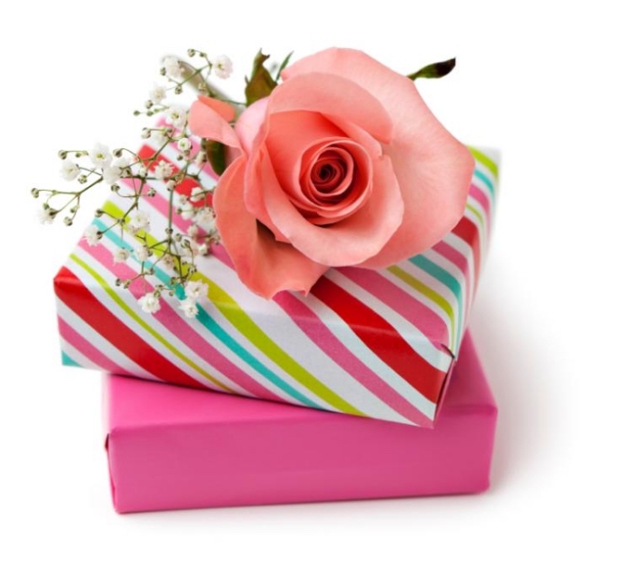 boîte avec cadeau surprise emballée en papier coloré et un petit bouquet de rose pour célébrer la fete des grands mere