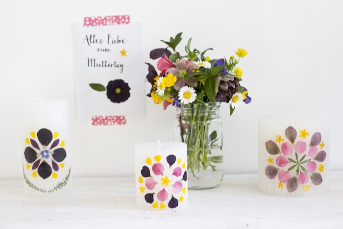 bougies blancs décorés de pétales de fleurs pressées et collées, idée d activité manuelle facile et rapide pour printemps