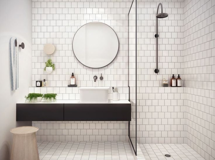 déco de la salle de bain blanche aux murs à carrelage imitation briques blanches avec meubles sous lavabo blanc et noir mate