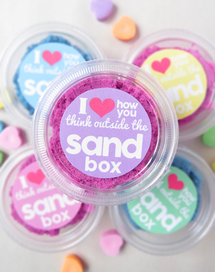 idée pour un cadeau de saint-valentin original avec une boîte de sable magique fait maison décorée d'une étiquette personnalisée