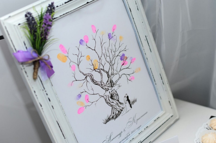 accrocher l'arbre en empreintes colorés des invités au mariage sur le mur avec un cadre photo à design vintage