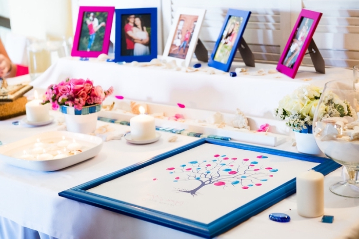idée scrapbooking pour le cocktail de mariage, décoration de table mariage avec bougies blanches et cadres photos des jeunes mariés