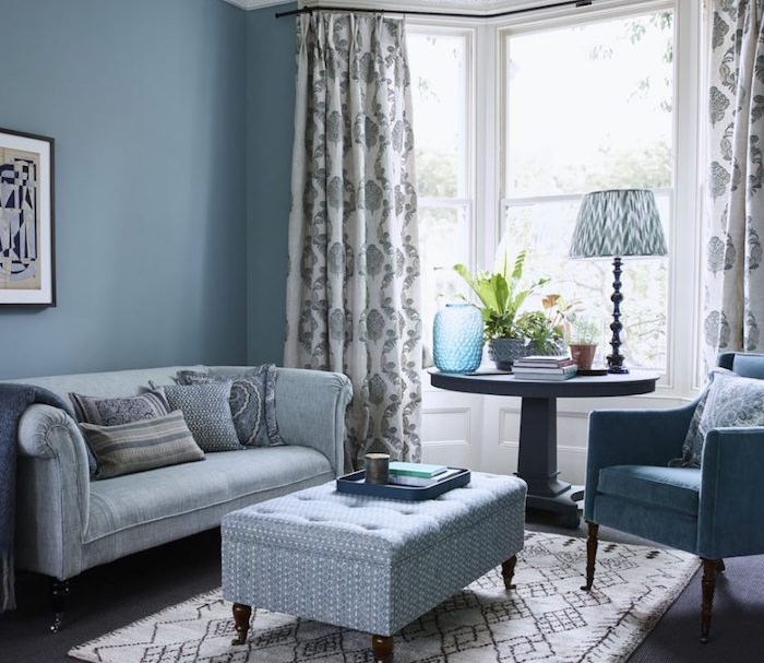 canapé gris, mur couleur bleu de gris et fauteuil bleu, table basse retro chic, idée salon style traditionnel