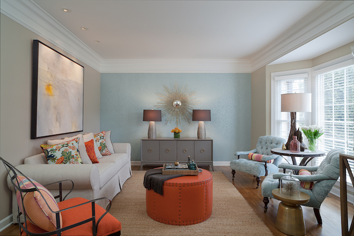 idée de mur couleur taupe clair et un mur d accent bleu, canapé blanc cassé, fauteuils bleus, meuble gris, table et chaise orange