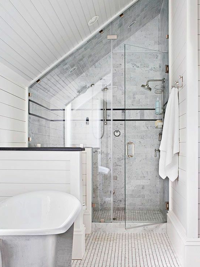 idee salle de bain petite surface, carrelage gris, parement mural bois blanc