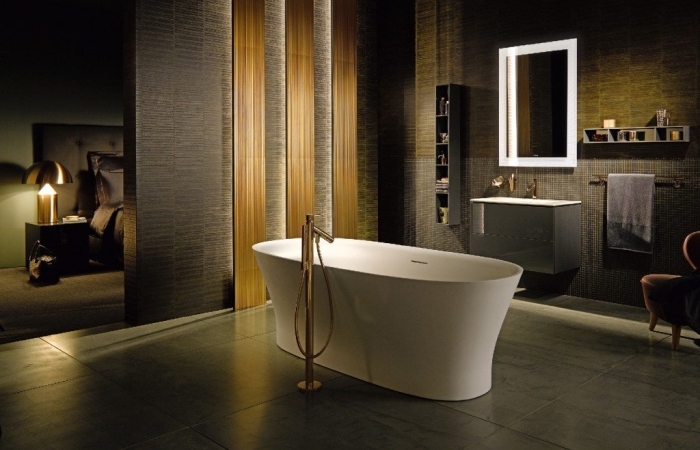 modèle de vasque salle de bain en blanc avec meubles sous lavabo gris et robinet cuivré, aménagement salle de bain ouverte avec paroi
